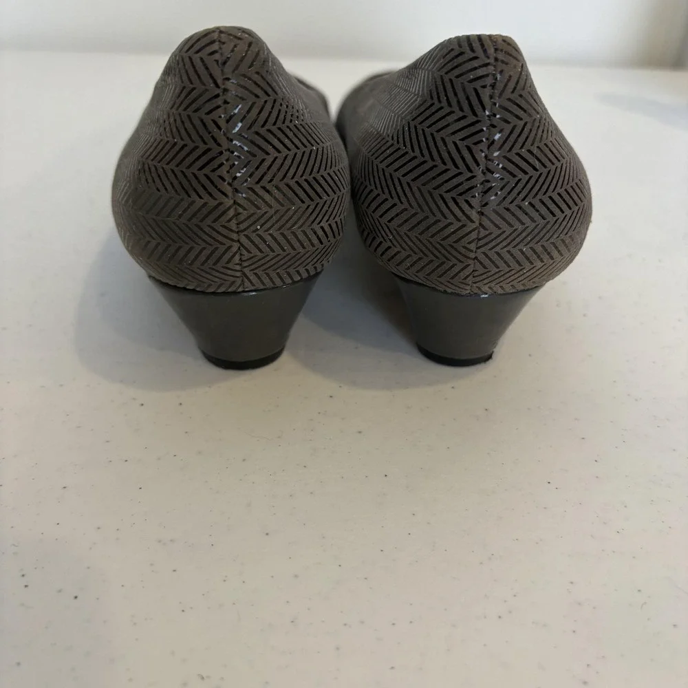 Trotters Shoes Womens Size 8W Gray Herringbone Pattern Low Wedge Comfort Slip On